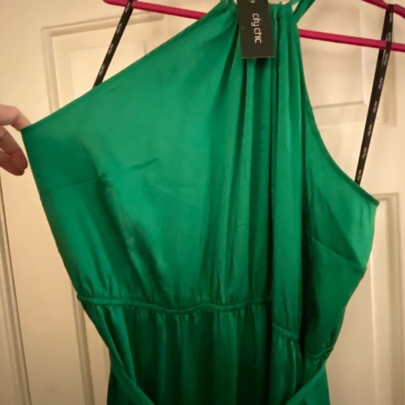 City chic satin maxi dress in Shamrock size XXL for city chic. 22 regular size. - Picture 3 of 7
